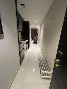 Køkken eller tekøkken på Homes2Retreat - Chic Studio in Damac Uppercrest + 11 billeder