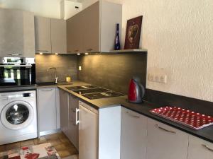 una cocina con estufa y lavadora en Atray C3, en Morzine 3 fotos más