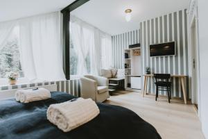 1 dormitorio con 1 cama y sala de estar en Villa Mimi en Sopron