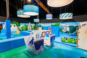 a childrens indoor play area with a theme park at Vakantiepark Eiland van Maurik in Maurik