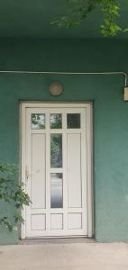 une porte dans un bâtiment vert avec dans l'établissement Capital apartments - CITY CENTRE, à Mostar