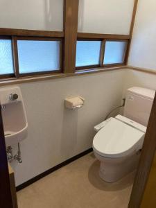 חדר רחצה ב-福井駅裏ハウス325貸切民泊 一日一組限定 駅から徒歩7分家族連れ団体様歓迎 安い