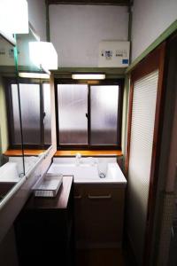 Nhà bếp/bếp nhỏ tại 福井駅裏ハウス325貸切民泊 一日一組限定 駅から徒歩7分家族連れ団体様歓迎 安い