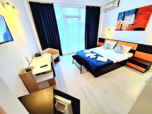 a small room with a bed and a living room at SunRiviera Mamaia Nord in Mamaia Sat/Năvodari +43 photos