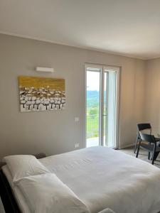 1 dormitorio con cama y ventana con vistas en Casa di campagna Colle Pertecone Locazione Turistica, en Spoleto