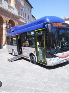 Un autobús azul está estacionado en una calle en affittacamere Folignocentro, en Foligno