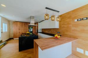 uma cozinha com paredes de madeira e um balcão de madeira em Villa in south of Tenerife em Arona