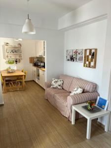 ein Wohnzimmer mit einem Sofa und einem Tisch in der Unterkunft Marena 2 in Makry Gialos