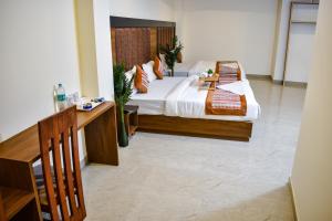 Postel nebo postele na pokoji v ubytování HOTEL YASH PALACE Near IGI Airport