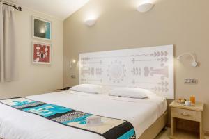 Ένα ή περισσότερα κρεβάτια σε δωμάτιο στο Hotel Domomea
