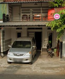 um carro prateado estacionado em frente a uma casa em OYO 93963 Homestay Kita Purworejo em Purworejo