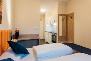 Postel nebo postele na pokoji v ubytování MYKY Aparthotel Harburg - Free Parking