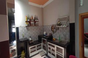 a model of a kitchen with a counter top at OYO 93963 Homestay Kita Purworejo in Purworejo