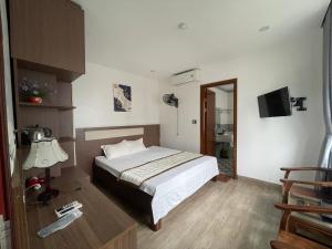 sypialnia z łóżkiem i telewizorem w obiekcie Thien Hai Hotel w mieście Sam Son