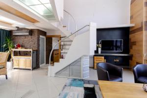 Il comprend un salon avec un escalier et une télévision. dans l'établissement Studio77 maisonette, à Veliko Tarnovo