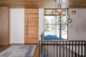 Tầm nhìn ra hồ bơi gần/tại Boulder View Home