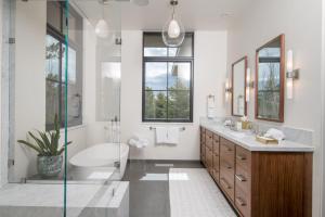 Ένα μπάνιο στο Boulder View Home +53 φωτογραφίες