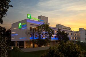 un edificio con un cartel encima en Holiday Inn Express Bengaluru Bommasandra, an IHG Hotel, en Bangalore