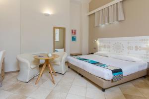Ένα ή περισσότερα κρεβάτια σε δωμάτιο στο Hotel Domomea