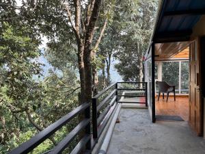 Balkón nebo terasa v ubytování Dunagiri Retreat
