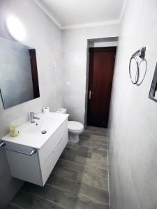 Vannas istaba naktsmītnē Apartamento Completo Luna Llena de Barbate