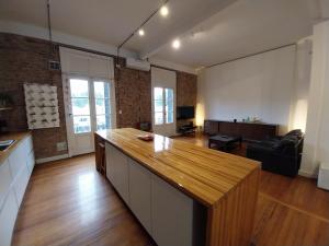 cocina y sala de estar con encimera grande en SANTELMO en Buenos Aires