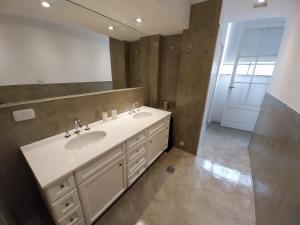 baño con 2 lavabos y espejo grande en SANTELMO en Buenos Aires