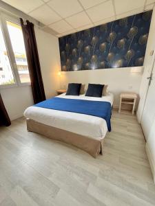 Voodi või voodid majutusasutuse Hôtel de Flore toas