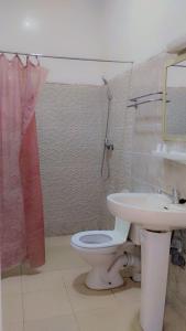 uma casa de banho com um WC e um lavatório em TIRIKA Hôtel La Gazelle em Zemmour Touirza