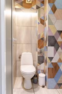 La salle de bains est pourvue d'une cabine de douche et de toilettes. dans l'établissement Studio77 maisonette, à Veliko Tarnovo