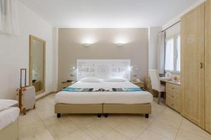 Ένα ή περισσότερα κρεβάτια σε δωμάτιο στο Hotel Domomea
