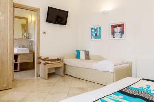 Ένα ή περισσότερα κρεβάτια σε δωμάτιο στο Hotel Domomea