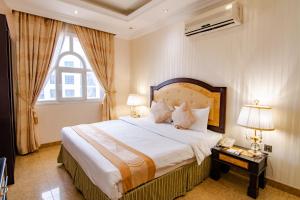 Tempat tidur dalam kamar di Garden Hotel Muscat By Royal Titan Group