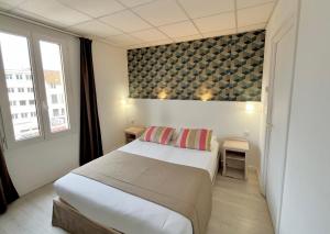 Voodi või voodid majutusasutuse Hôtel de Flore toas