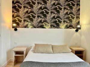 Voodi või voodid majutusasutuse Hôtel de Flore toas