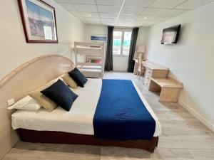 聖拉斐爾的住宿－花神酒店，一间卧室,卧室内配有一张大床