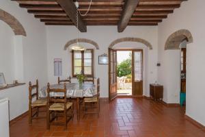 uma cozinha e sala de jantar com mesa e cadeiras em Santa Lina - Gelsomino em Pomarance