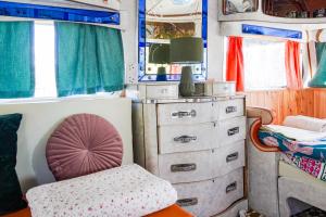 Predel za sedenje v nastanitvi Custom Airstream at Valentia Island Escape
