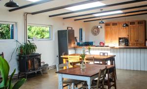 una cucina con tavolo, sedie e piano cottura di Custom Airstream at Valentia Island Escape a Valentia Island