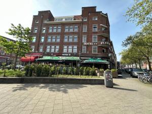 Flex-Inn في روتردام: مبنى من الطوب كبير امام مبنى