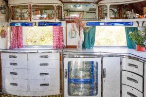 Kuhinja oz. manjša kuhinja v nastanitvi Custom Airstream at Valentia Island Escape