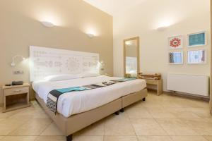 Ένα ή περισσότερα κρεβάτια σε δωμάτιο στο Hotel Domomea