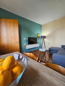 TV a/nebo společenská místnost v ubytování Lemon Garden Apartment-Hot Tub Jacuzzi