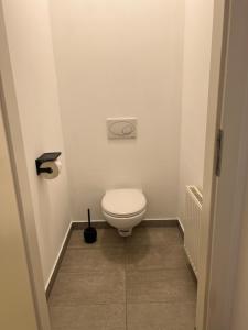ein kleines Bad mit WC in einem Zimmer in der Unterkunft University Studio Graz - Sparbersbachgasse in Graz