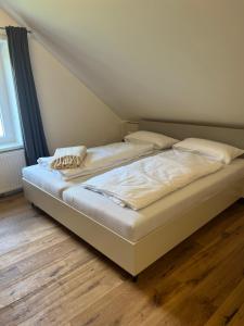 Bett in einem Zimmer mit in der Unterkunft University Studio Graz - Sparbersbachgasse in Graz