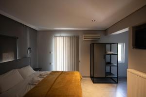Ένα ή περισσότερα κρεβάτια σε δωμάτιο στο Kaiafas Lake Hotel