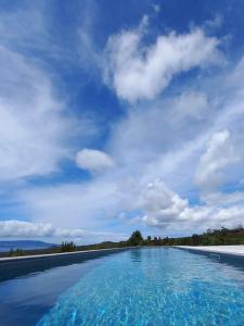 una piscina con un cielo azul en el fondo en PicoTerrace, en Madalena