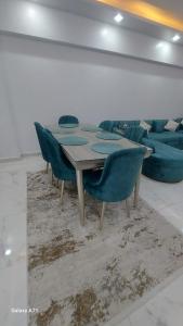 einen Tisch und Stühle in einem Zimmer mit Sofa in der Unterkunft Eamar tower 2 in Tanta