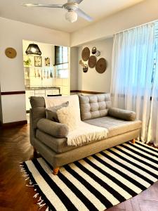 sala de estar con sofá y alfombra en Renovado departamento en el corazón de la ciudad en Buenos Aires