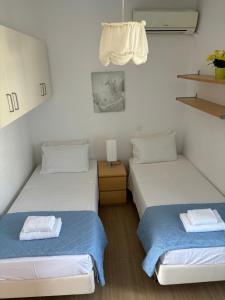 Habitación con 2 camas y mesita de noche en Marena 2, en Makrí Gialós